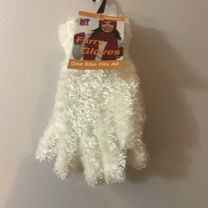 Furry/Fluffy winter gloves. White.
